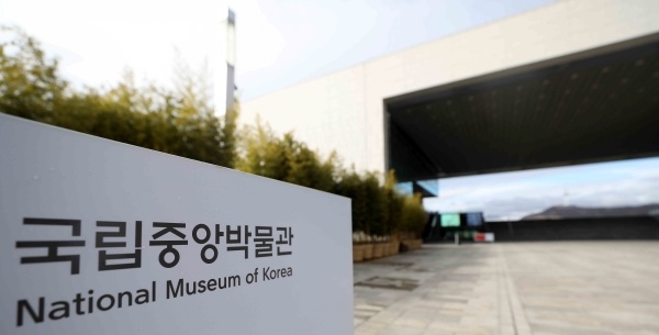 코로나19 여파로 운영이 중단되며 한산한 서울 용산구 국립중앙박물관 입구. ⓒ뉴시스