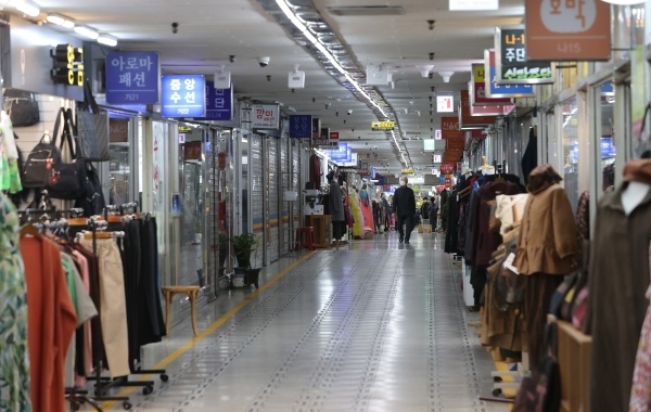 대구 중구 대신지하상가에 손님이 없어 한적한 모습을 보이고 있다. ⓒ뉴시스