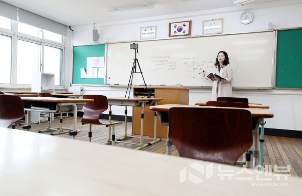 중학교 3학년과 고등학교 3학년부터 온라인 개학에 들어간 9일 오전 서울 마포구의 한 고등학교에서 한 선생님이 한국지리 사전수업 녹화를 하고 있다. ⓒ뉴시스
