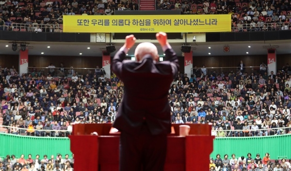 작년 서울 송파구 잠실실내체육관에서 열린 '2019 한국교회 부활절 연합예배'에서 참석자들이 박옥수 목사의 설교를 경청하고 있다. ⓒ뉴시스