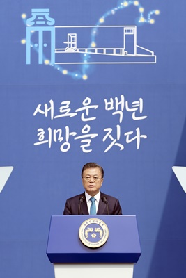 문재인 대통령이 11일 서울 서대문독립공원 어울쉼터에서 열린 제101주년 대한민국임시정부 수립 기념식 및 기념관 기공식에 참석해 기념사를 하고 있다. ⓒ뉴시스