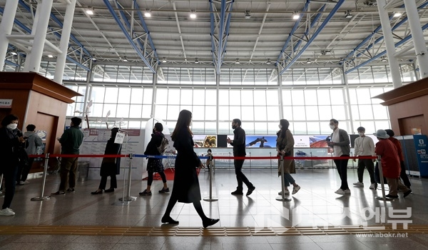 제21대 국회의원 선거 사전투표를 마친 선거인이 1000만명을 넘어선 가운데 11일 오후 서울 용산구 서울역에 마련된 남영동 사전투표소에 유권자들이 줄을 서 있다. ⓒ뉴시스