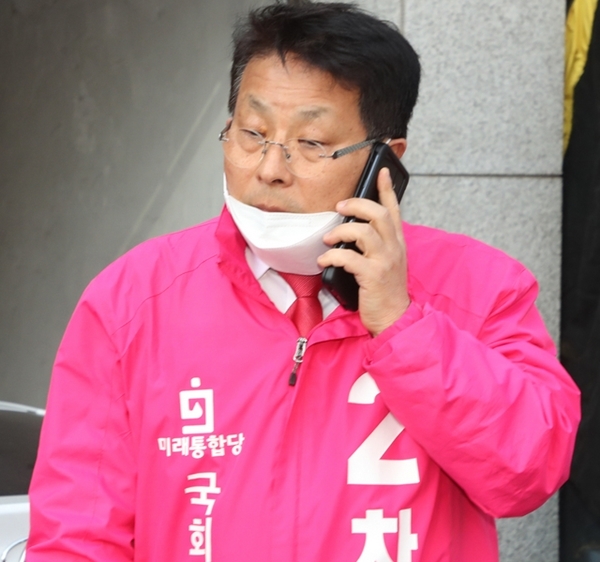 차명진 후보가 10일 오전 서울 영등포 미래통합당 당사에서 열리는 윤리위원회에 참석하기위해 차에서 내려 전화통화를 하며 들어서고 있다. ⓒ뉴시스