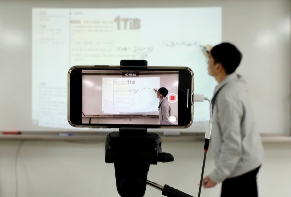 서울 동대문구 휘봉고등학교에서 한 교사가 온라인 수업 사전녹화를 하고 있다. ⓒ뉴시스