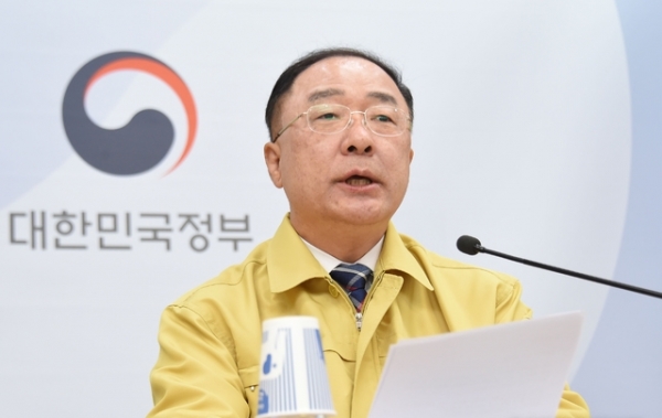 홍남기 부총리 겸 기획재정부 장관이 16일 세종시 정부세종청사에서 열린 제2차 추가경정예산안 상세브리핑에서 발표문을 낭독하고 있다. ⓒ기획재정부