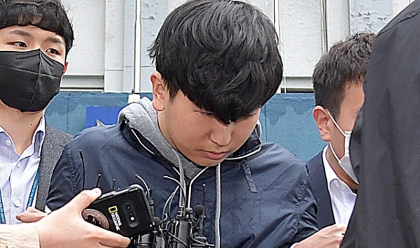 구속된 '부따' 강훈이 17일 종로경찰서에서 검찰로 송치되고 있다.ⓒ뉴시스