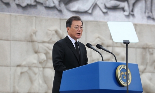 문재인 대통령이 19일 서울 강북구 국립4.19민주묘지에서 열린 제60주년 4.19혁명 기념식에서 기념사를 하고 있다. ⓒ뉴시스