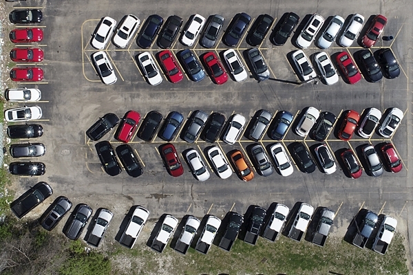 미 미주리주 그린 파크에 있는 자동차 판매점 주차장에 자동차와 트럭이 주차돼 있다. ⓒ뉴시스/AP
