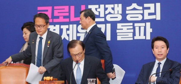 더불어민주당 이해찬(오른쪽 세번째) 대표와 이인영(오른쪽) 원내대표가 20일 서울 여의도 국회에서 열린 더불어민주당 최고위원회의에 당 의원들과 함께 참석하고 있다.