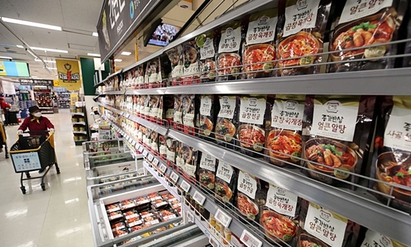 서울의 한 대형 마트에 간편식 제품들이 진열되어 있다.ⓒ뉴시스