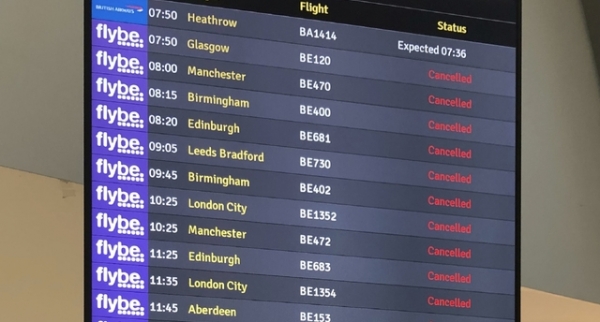 지난달 북아일랜드 벨파스트 공항 내 전광판에 플라이비 항공사의 운항 취소가 안내되고 있다. 영국 남부 엑스터에 본사를 둔 저비용 항공사(LCC) 플라이비(Flybe)가 파산해 갑작스러운 항공편 취소로 항공권을 예매했던 탑승객들은 여행지에 발이 묶이는 등 불편을 겪었다.ⓒ뉴시스/AP