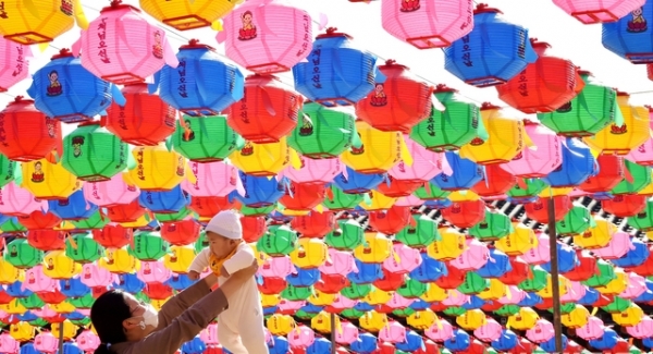 부처님 오신날을 일주일 앞둔 지난 23일 오후 경기 화성시 용주사 연등 아래 한 모자가 즐거운 한 때를 보내고 있다. ⓒ뉴시스