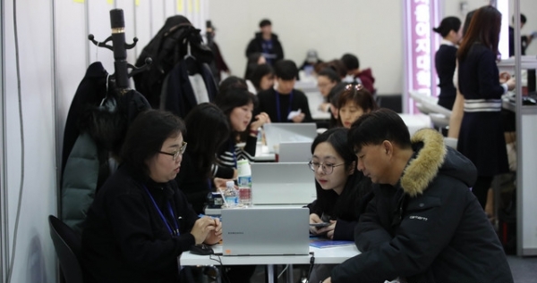 지난해 열린 한국대학교육협의회 주최 '2020학년도 정시 대학입학정보박람회'에서 참가자들이 입시상담을 받고 있다.ⓒ뉴시스