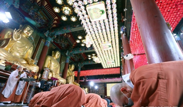 조계종 총무원장 원행스님 등이 30일 서울 종로구 조계사에서 열린 '부처님오신날 봉축 및 코로나19 극복과 치유'를 위한 기도 입재식에서 삼귀의례를 하고 있다. ⓒ뉴시스