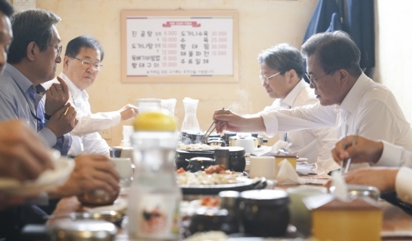 문재인 대통령이 1일 오후 서울 종로구 한 식당에서 수석, 보좌관들과 점심 식사를 하고 있다. ⓒ청와대
