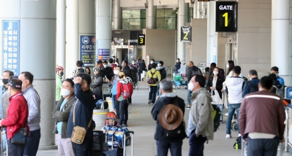 제주국제공항 국내선 도착장 앞에서 관광객들이 버스를 기다리고 있다.ⓒ뉴시스
