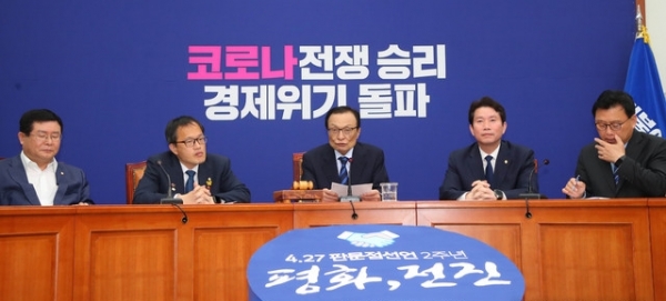 이해찬(가운데) 더불어민주당 대표가 6일 서울 여의도 국회에서 열린 더불어민주당 최고위원회의에 참석해 현안관련 발언을 하고 있다.ⓒ뉴시스
