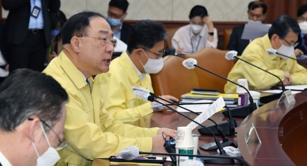 홍남기 경제부총리 겸 기획재정부 장관이 7일 오전 서울 종로구 정부서울청사에서 열린 제2차 비상경제 중대본 회의에 참석해 발언을 하고 있다.ⓒ뉴시스