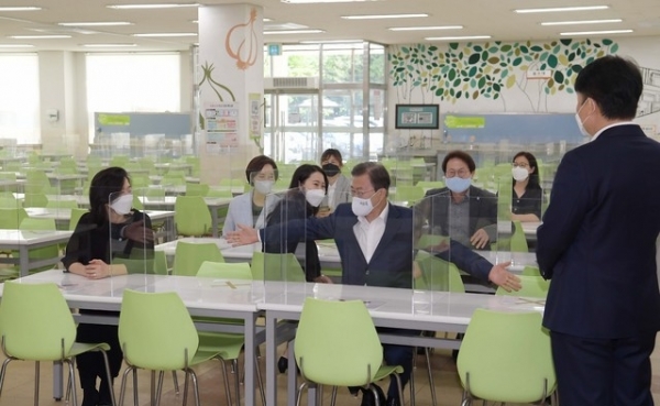 문재인 대통령이 8일 학생들의 등교 개학 준비 상황을 점검하기 위해 서울 용산구 중경고등학교를 방문해 급식실 자리 간격을 살펴보고 있다.ⓒ뉴시스