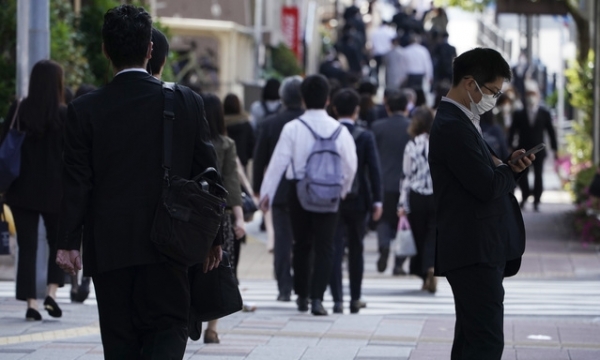 일본 도쿄에서 신종 코로나바이러스 감염증(코로나19) 예방을 위해 마스크를 쓴 시민들이 출근하고 있다. 아베 신조 총리가 코로나19 확산으로 전국에 발령한 긴급사태 선언 기한을 31일까지로 연장한 가운데 이달 중순까지 해제 기준을 제시하겠다고 밝혔다.ⓒ뉴시스