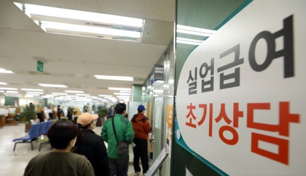 실업급여 수급 신청자들이 서울 중구 고용복지플러스센터에서 교육을 받기 위해 줄지어 대기하고 있다.ⓒ뉴시스