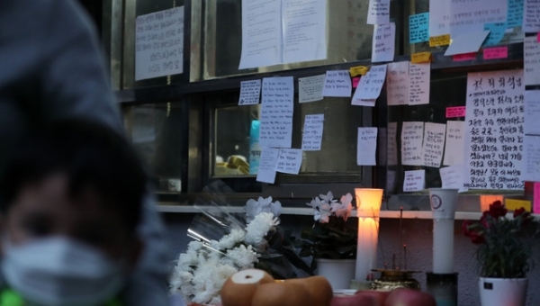 아파트 주민들이 서울 강북구 한 아파트 경비실 앞에서 숨진 경비원을 추모하고 있다.ⓒ뉴시스