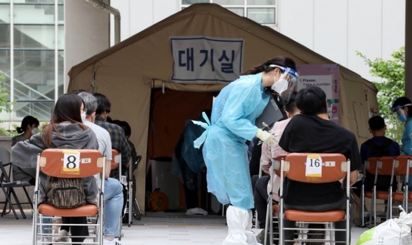 14일 오후 서울 마포구 보건소 선별진료소가 시민들로 붐비고 있다.ⓒ뉴시스