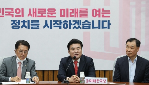 원유철 미래한국당 대표가 15일 서울 여의도 국회에서 열린 당선인 간담회에서 인사말을 하고 있다. ⓒ뉴시스