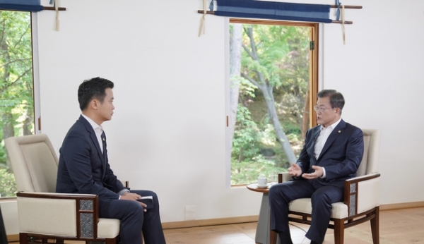 문재인 대통령이 지난 12일 청와대 상춘재에서 40주년을 맞은 5.18 민주화 운동 관련해 광주 MBC와 인터뷰를 하고 있다.ⓒ청와대