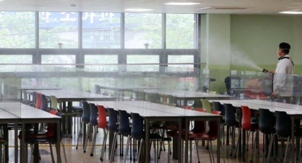 방역업체 관계자들이 서울 강북구 삼각산고등학교 급식실을 방역하고 있다.ⓒ뉴시스
