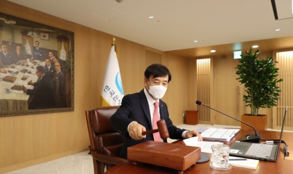 이주열 한국은행 총재가 28일 오전 서울 중구 한국은행에서 열린 금융통화위원회 본회의에서 회의를 주재하며 의사봉을 두드리고 있다.ⓒ한국은행