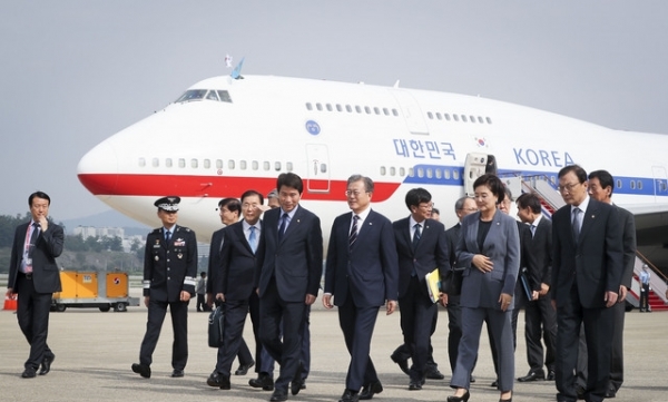 지난해 6월 오사카 주요20개국(G20) 정상회의 참석 뒤 성남공항을 통해 귀국한 문재인 대통령과 부인 김정숙 여사의 모습.ⓒ뉴시스