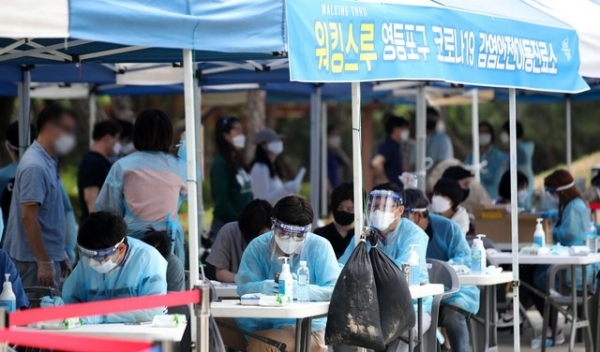 여의도 학원발 코로나19 확산이 우려되는 가운데 31일 서울 여의도 자매근린공원에 설치된 코로나19 선별진료소에서 의료진이 분주히 움직이고 있다.ⓒ뉴시스
