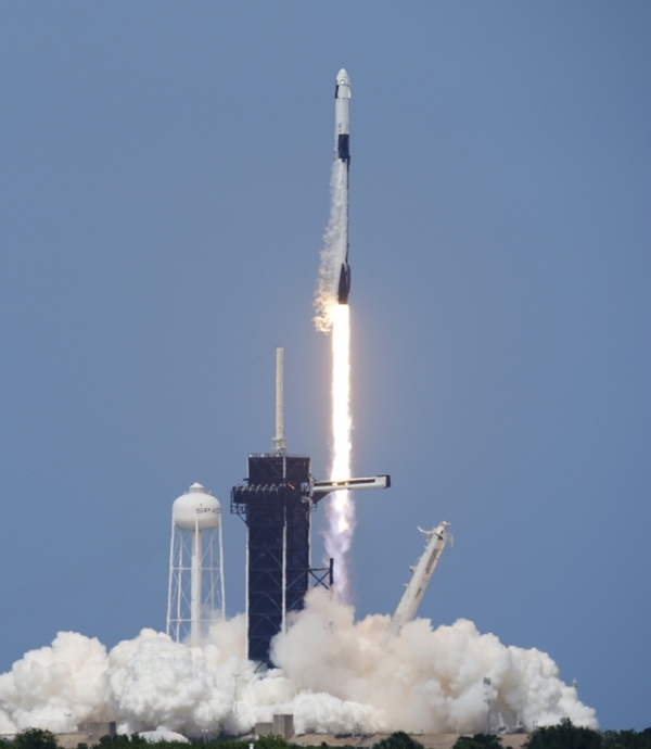 미 항공우주국(NASA) 우주비행사 더글러스 헐리와 로버트 벤킨이 크루 드래건에 탑승한 스페이스X 팰컨9호가 30일(현지시간) 미 플로리다주 케이프 커내버럴의 케네디 우주센터 39-A 발사대에서 발사되고 있다.ⓒAP/뉴시스