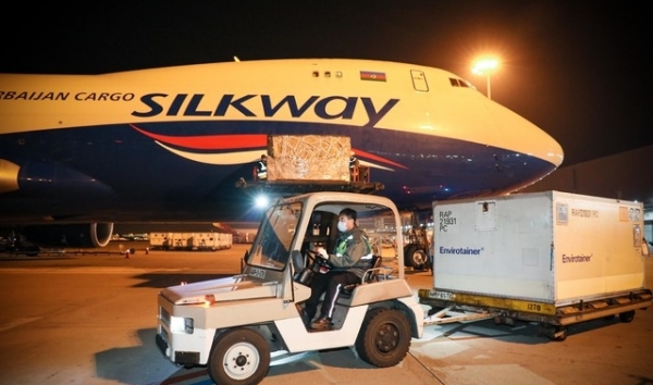 인천공항 화물터미널에서 신종 코로나바이러스 감염증(코로나19) 진단키트를 미국에 수출하기 위해 관계자들이 화물을 적재하고 있다.ⓒ외교부