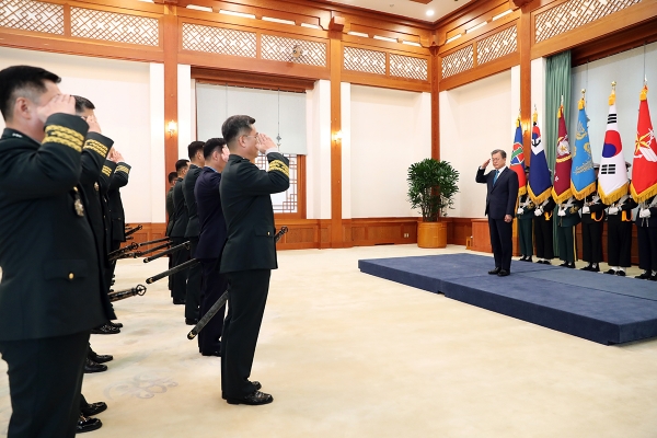문재인 대통령이 지난 해 4월15일 청와대 본관에서 군 장성 진급보직 신고자들의 경례를 받고 있다.(사진=청와대 제공)