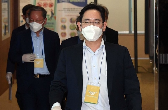 중국 출장을 마친 이재용 삼성전자 부회장이 지난 달 19일 오후 서울 김포비즈니스항공센터(SGBAC)를 통해 귀국하고 있다.Ⓒ뉴시스