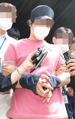 서울역 묻지마 폭행 피의자 이모씨가 4일 구속 전 피의자 심문(영장실질심사)을 받기 위해 서울 용산경찰서를 나서고 있다. / 사진 = 뉴시스