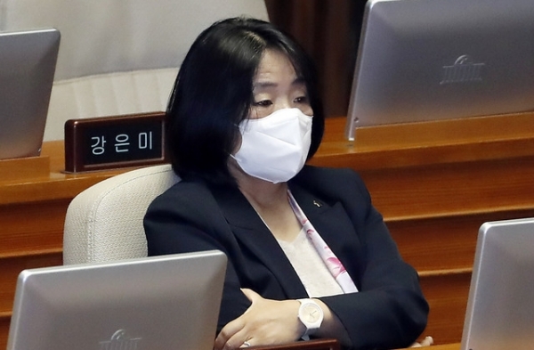 윤미향 더불어민주당 의원이 5일 서울 여의도 국회에서 열린 21대 국회 첫 본회의에 참석해 있다.Ⓒ뉴시스