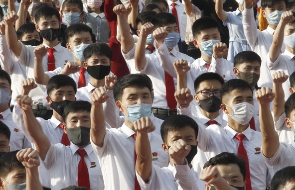 마스크를 착용한 북한 학생들이 6일 평양 청년공원 야외극장에 동원돼 남조선 당국과 탈북자들의 대북전단살포 등을 규탄하는 군중 집회를 열고 있다.Ⓒ뉴시스
