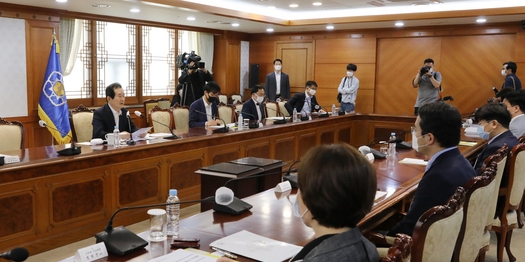 정세균 국무총리가 12일 오전 서울 종로구 정부서울청사에서 열린 코로나19 전문가 간담회에 참석해 발언하고 있다.