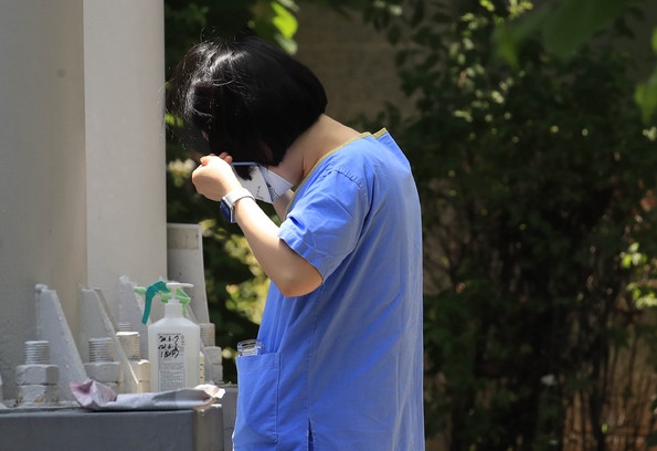 의료진이 14일 오전 서울 중랑구 서울의료원 선별진료소에서 교대를 위해 의료용 마스크를 벗고 있다.Ⓒ뉴시스