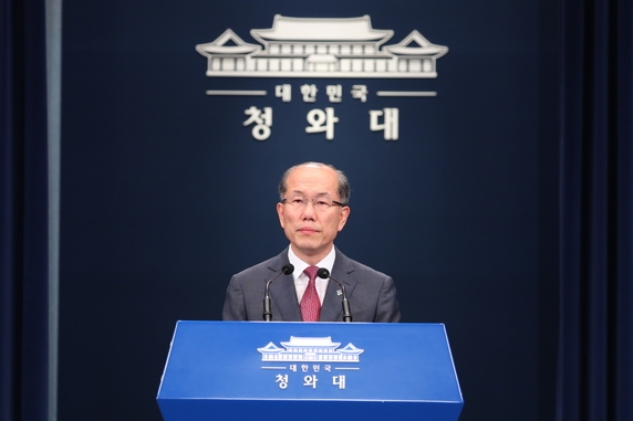 김유근 국가안보실 1차장이 16일 청와대 춘추관에서 북한의 개성 남북공동연락사무소 폭파와 관련 국가안전보장회의(NSC) 긴급 상임위원회 회의 결과를 발표하고 있다.Ⓒ뉴시스