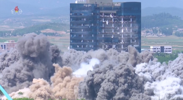 17일 조선중앙TV가 개성 남북공동연락사무소를 폭파하는 장면을 보도했다. Ⓒ조선중앙TV 캡처