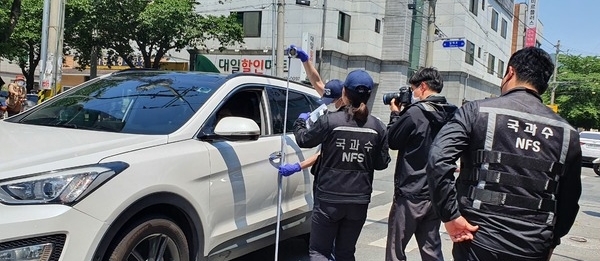 경주경찰서와 국립과학수사연구원이 동천초등하교 인근 어린이보호구역에서 발생한 교통사고 현장에서 당시 상황을 조사하고 있다.Ⓒ뉴시스
