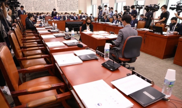 미래통합당 의원들이 불참한 가운데 지난 18일 서울 여의도 국회에서 열린 법제사법위원회 제2차 전체회의가 열리고 있다. / 사진 = 뉴시스