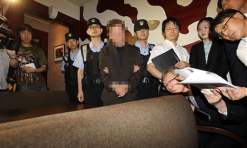 2011년 7월 9일 오후 '함바 비리' 사건에 연루된 혐의로 구속기소된 브로커 유상봉 씨가 광화문 한 커피숍에서 열린 현장 검증을 받고 있다.Ⓒ뉴시스    .