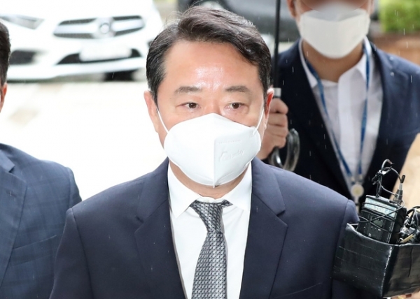 이웅열(64) 전 코오롱그룹 회장이 지난 달 30일 영장실질심사를 받기 위해 서울중앙지방법원으로 들어서고 있다.Ⓒ뉴시스