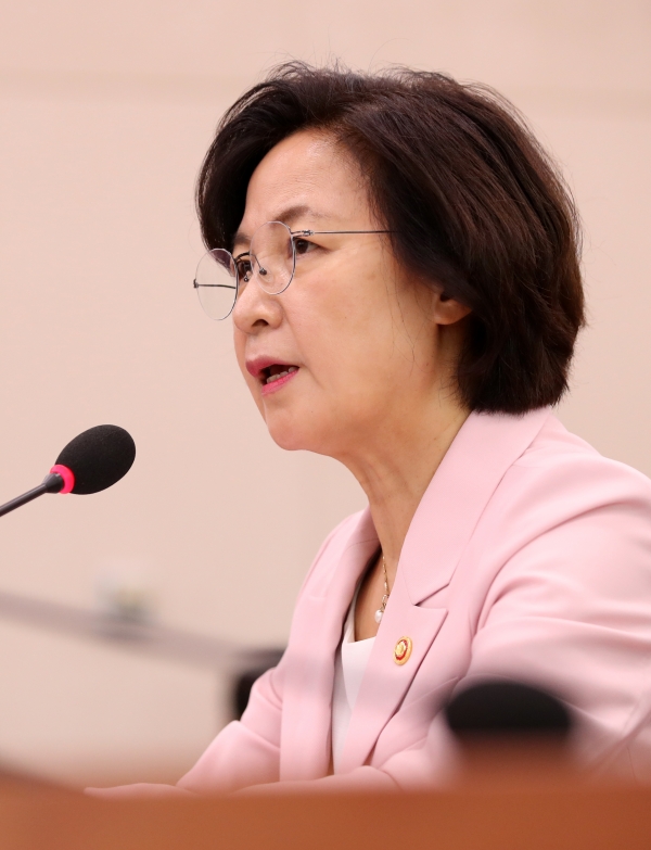 추미애 법무부장관이 지난 1일 오후 서울 여의도 국회에서 열린 법사위 전체회의에서 의원 질의에 답변하고 있다.