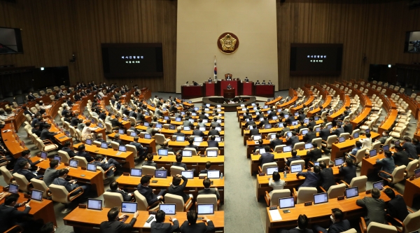3일 오후 서울 여의도 국회 본회의장에서 미래통합당이 불참한 가운데 제379회국회(임시회) 제7차 본회의가 진행되고 있다.